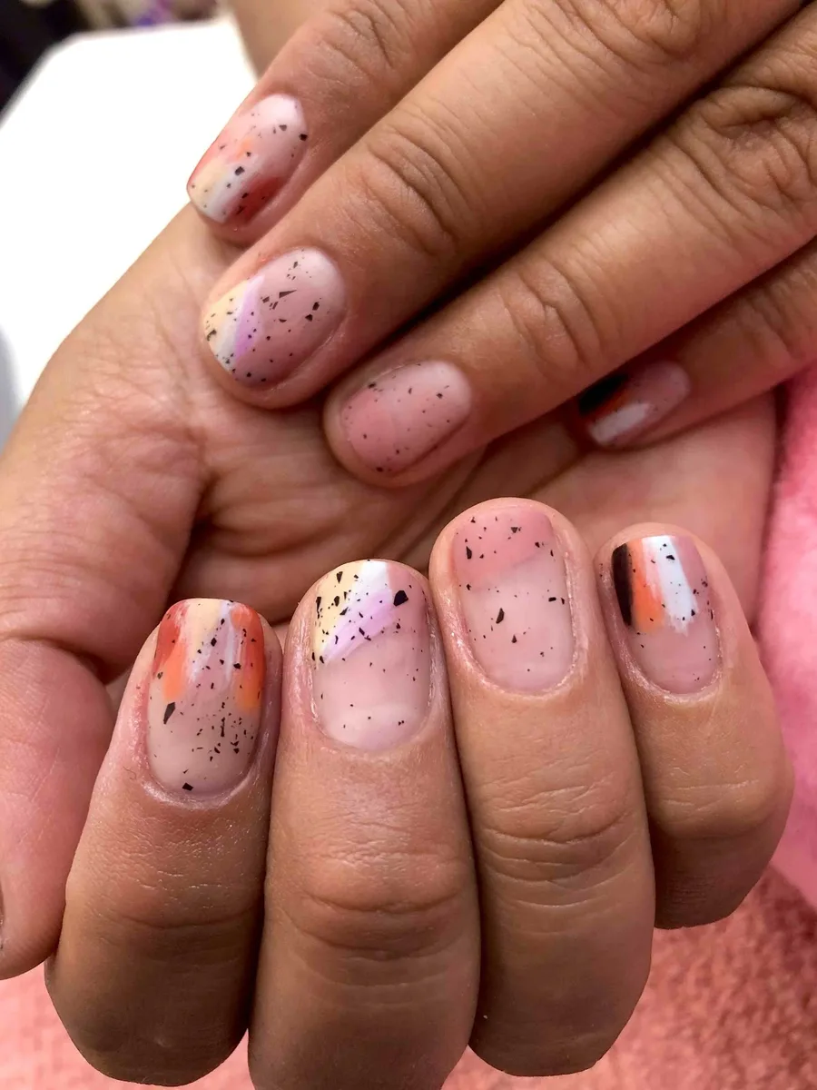 Uñas cortas con salpicado y toques de color