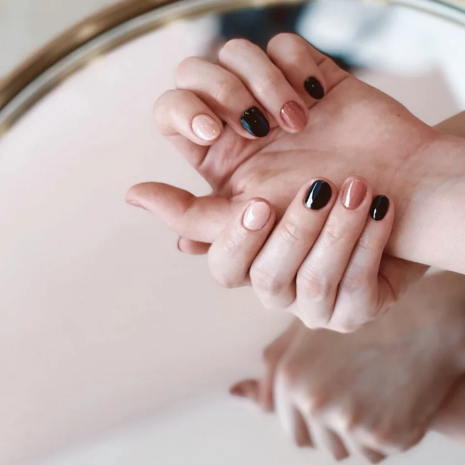 Nude y negro combinados