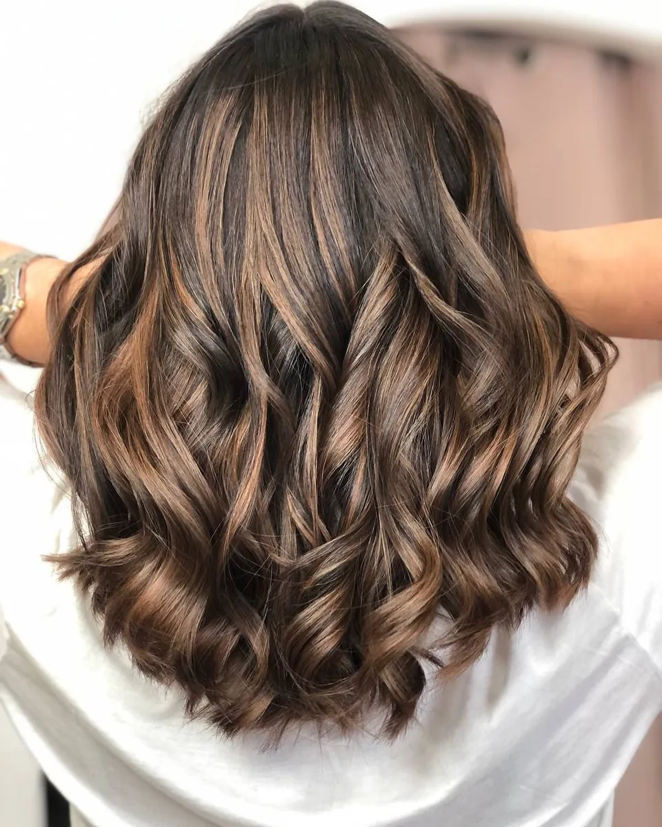 Morena iluminada en ondas